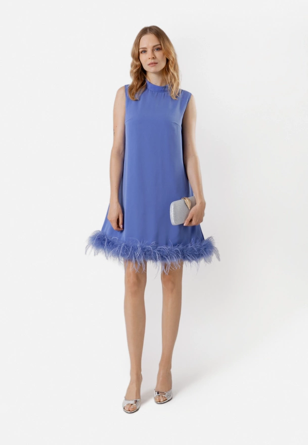 Szafirowa sukienka z piórami