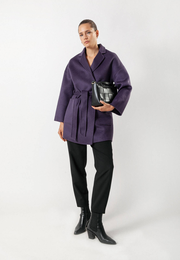 Krótki wełniany płaszcz w kolorze fioletowym