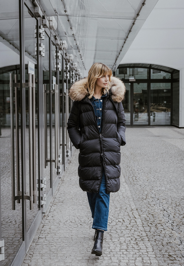 Czarna puchowa kurtka z naturalnym wypełnieniem