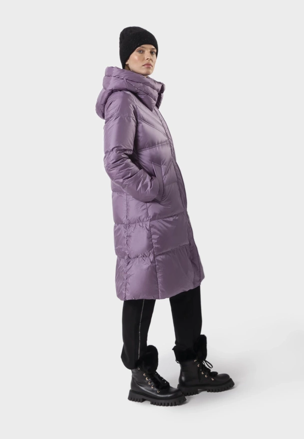 Długa puchowa kurtka z kapturem w fioletowym kolorze