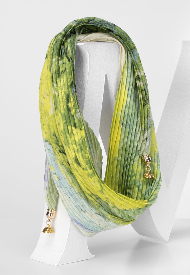 Szal apaszka w zieleniach z ozdobnym zapięciem