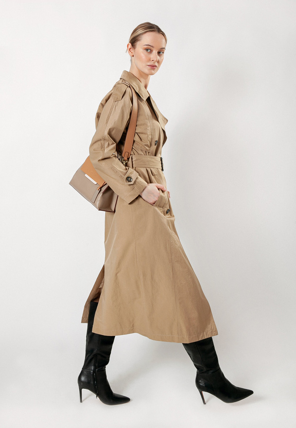 Długi beżowy trencz