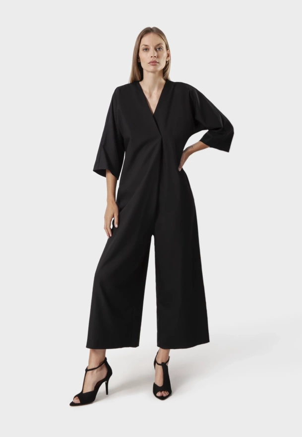 Czarny kombinezon z asymetrycznym przodem o luźnej formie