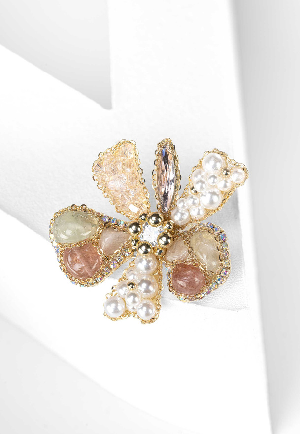 Broszka w kształcie kwiatu z kolorowymi kamykami