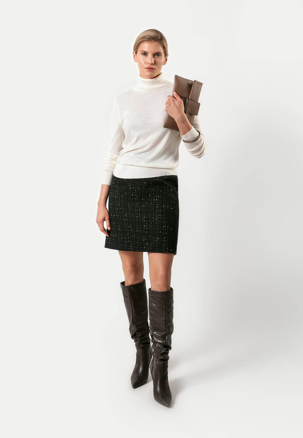 Czarna spódnica ze złotą nitką