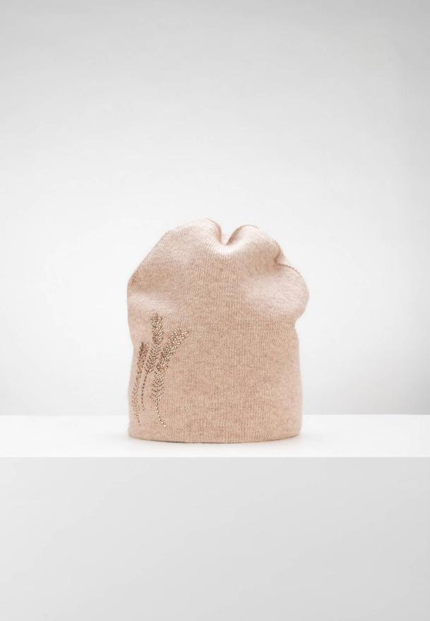 Beżowa czapka zdobiona cyrkoniami ułożonymi we wzór trzech kłosów