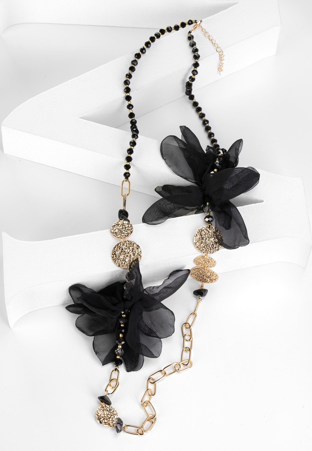 Długi naszyjnik z tiulowymi czarnymi kwiatami