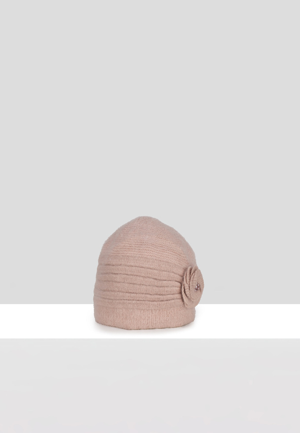 Jasnobrązowa czapka z ozdobnym kwiatem