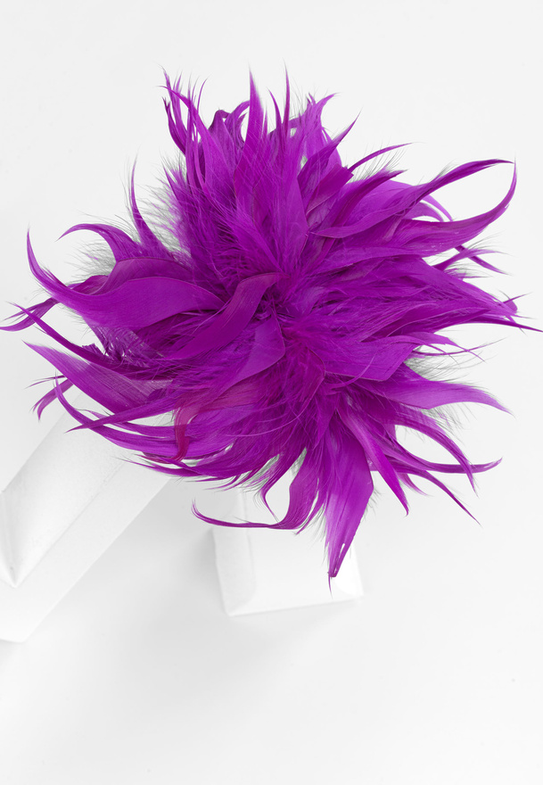 Broszka spinka z piórami w kolorze amarantowym