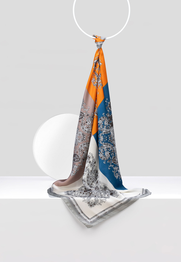 Kolorowa apaszka we wzór paisley