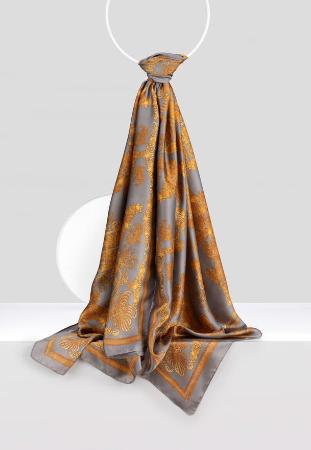 Szary szal w złote herby