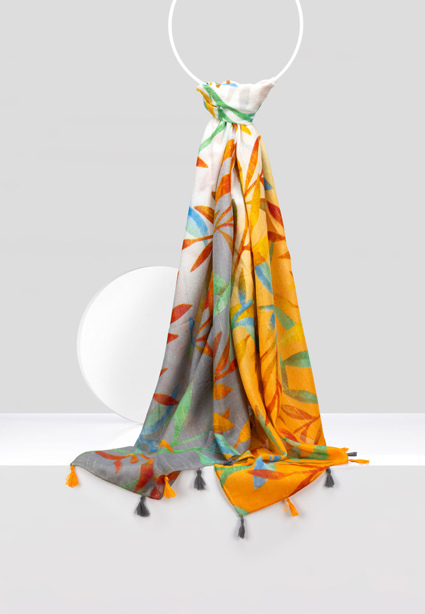 Wielobarwny szal w liście z frędzlami