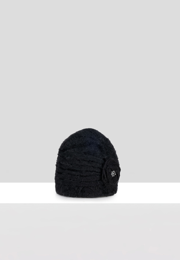 Czarna czapka z ozdobnym kwiatem