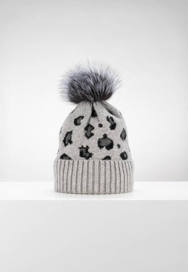 Szara czapka w panterkę z futrzanym pomponem