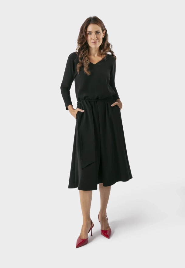 Czarna sukienka wiązana w pasie