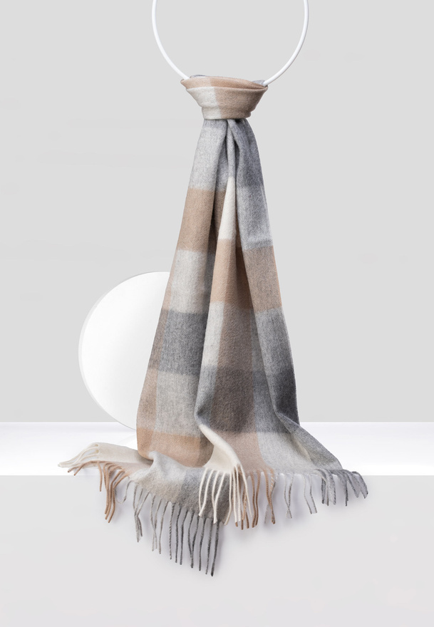 Wełniany szal w szarą kratę