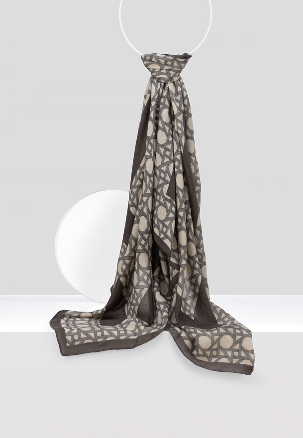 Wiskozowy szal w geometryczne wzory