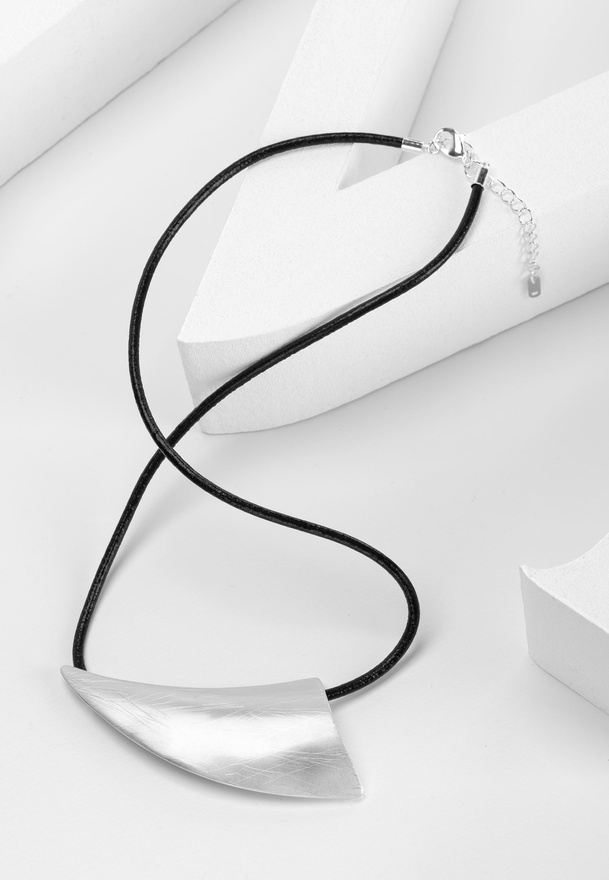 Naszyjnik z oryginalną zawieszką w kolorze srebrnym