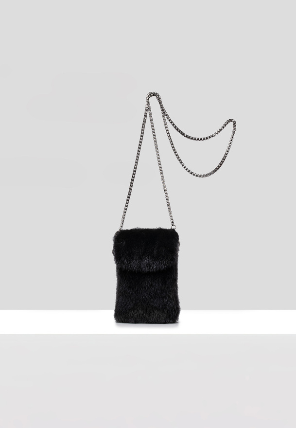 Czarna torebka etui z naturalnego futra