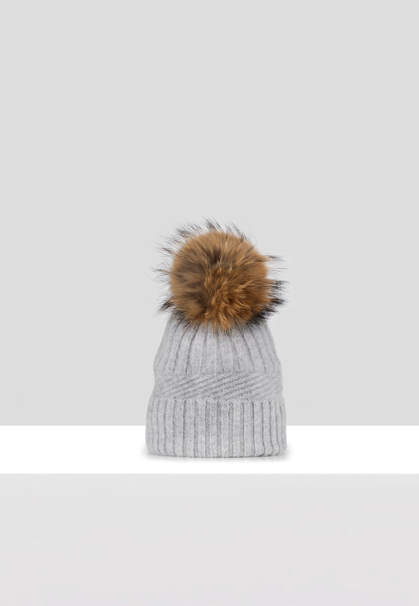 Szara czapka z naturalnym pomponem