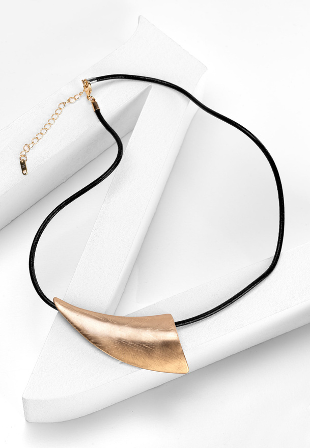 Naszyjnik z oryginalną zawieszką w kolorze złotym