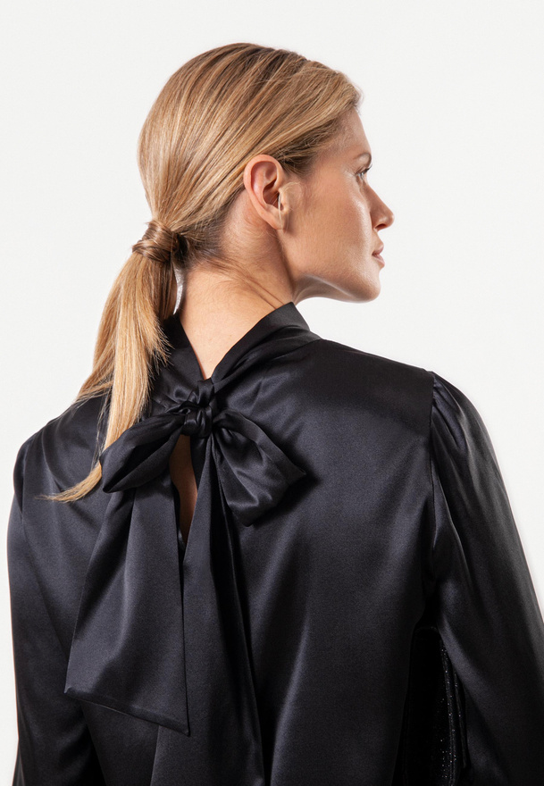 Czarna jedwabna bluzka z kokardą
