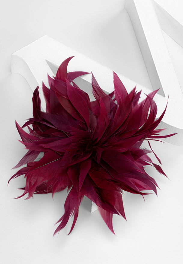 Broszka spinka z piórami w kolorze bordowym
