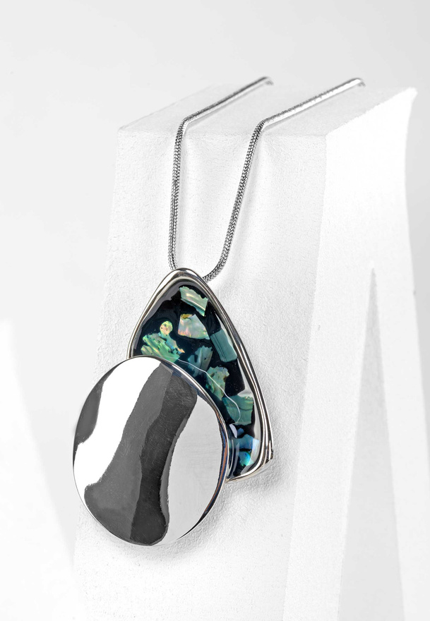 Naszyjnik z w kolorze srebrnym z zawieszką z masy perłowej