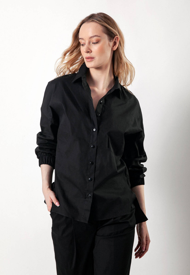 Czarna popelinowa koszula z marszczeniem na plecach