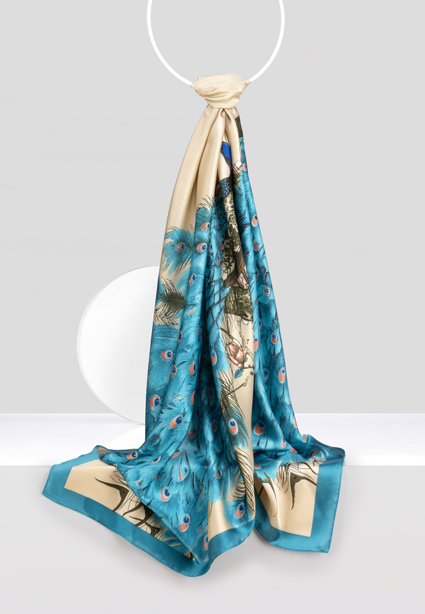 Beżowy szal w pawie