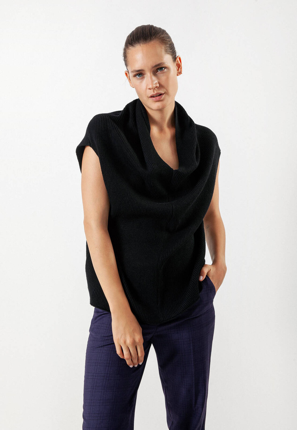 Czarna dzianinowa kamizelka