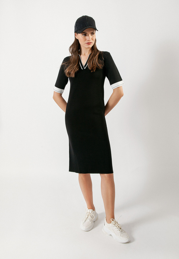 Czarna sportowa sukienka z kołnierzykiem polo