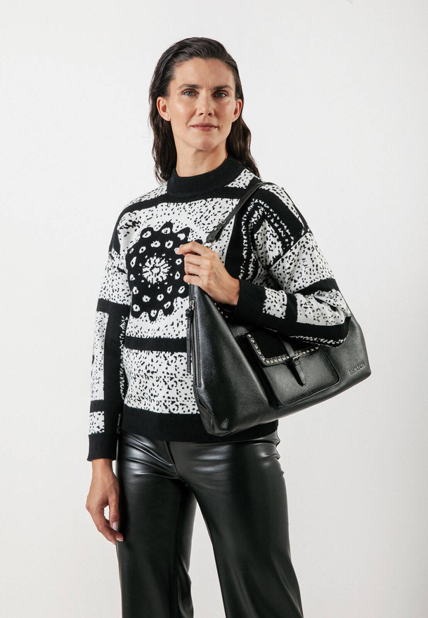 Biało czarny sweter z oryginalnym wzorem