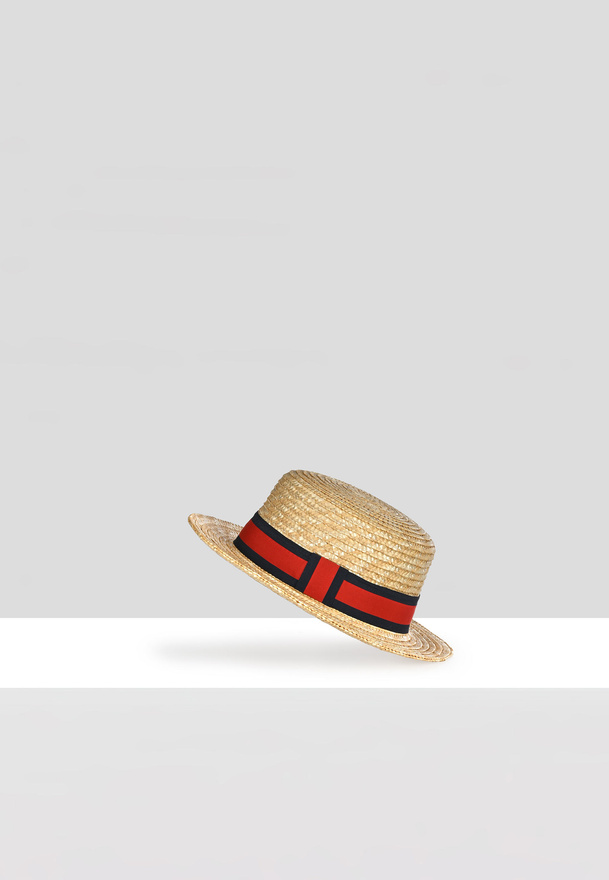 Kapelusz zdobiony czerwoną tasiemką