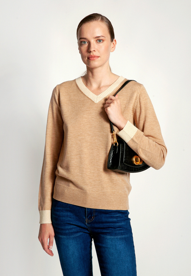 Brązowy sweter w serek z domieszką wełny