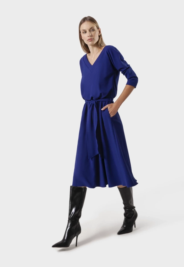 Chabrowa sukienka wiązana w pasie