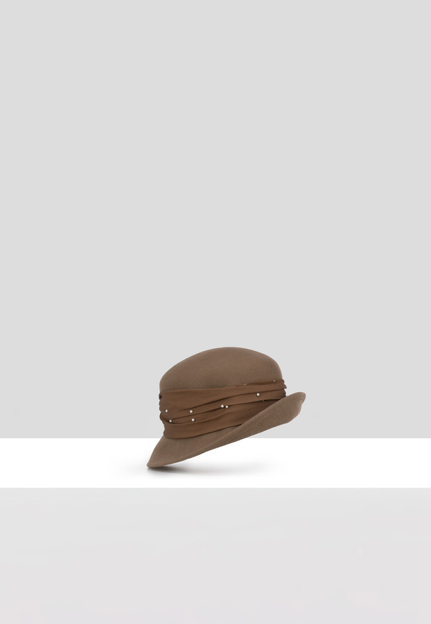 Brązowy wełniany kapelusz z ozdobną tasiemką