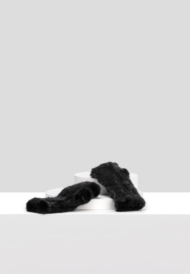 Czarne futrzane rękawiczki bez palców