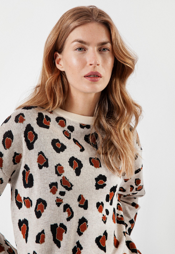 Jasny sweter w cętki z dodatkiem wełny