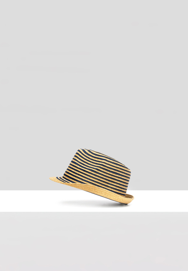 Słomkowy kapelusz ze złotą nitką