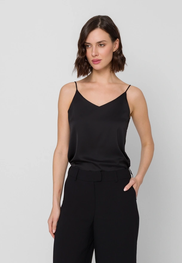 Czarny satynowy top na cienkich ramiączkach