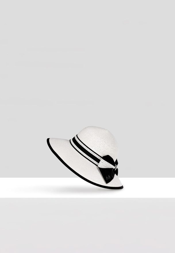 Biały kapelusz zdobiony kokardą