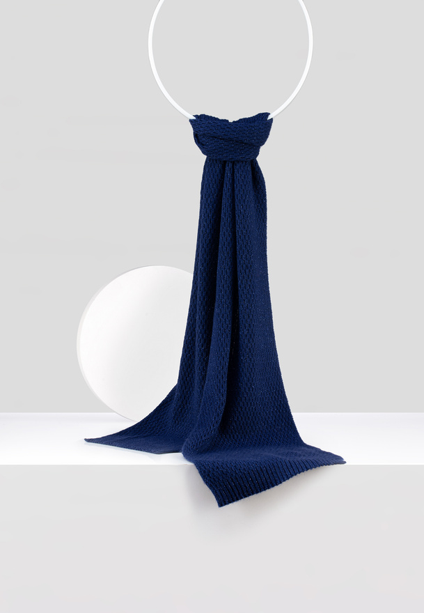 Granatowy szal z angorą