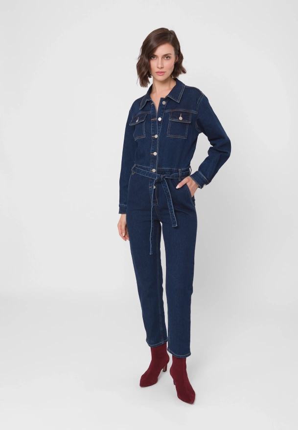Granatowy jeansowy kombinezon wiązany w pasie