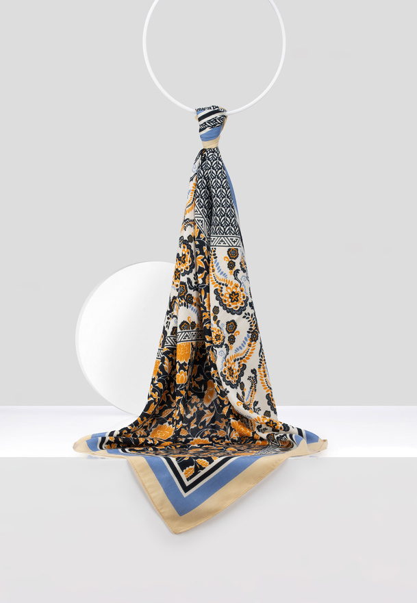 Wiskozowa apaszka w patchworkowy wzór