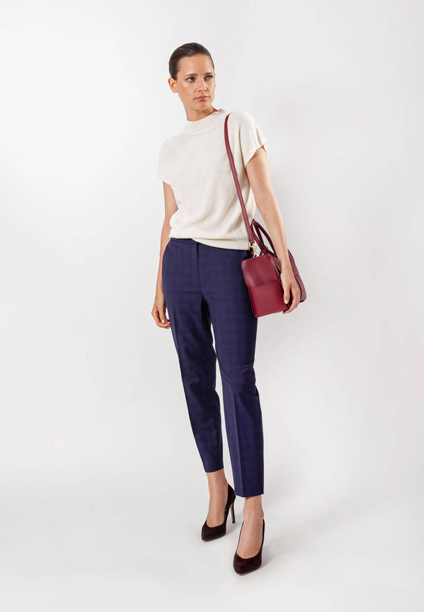 Fioletowe spodnie w delikatną kratę