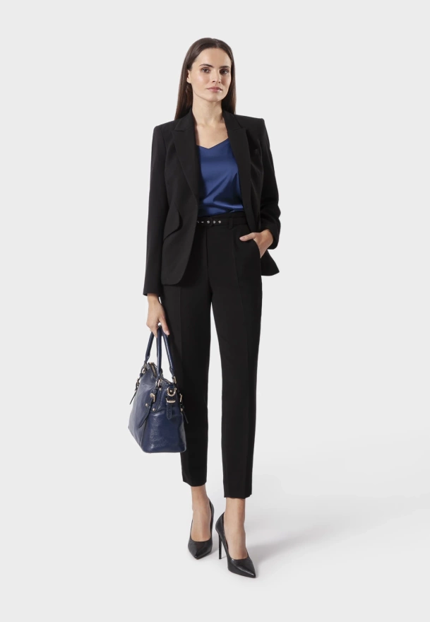 Czarne cygaretki z wysoką talią