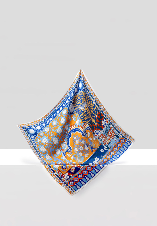 Jedwabna apaszka w orientalny wzór