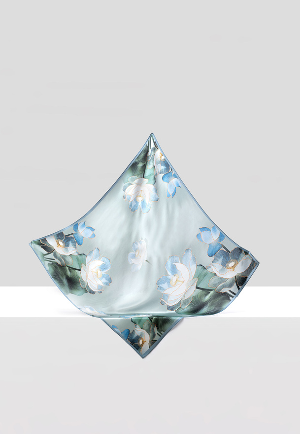 Jedwabna apaszka w kwiaty