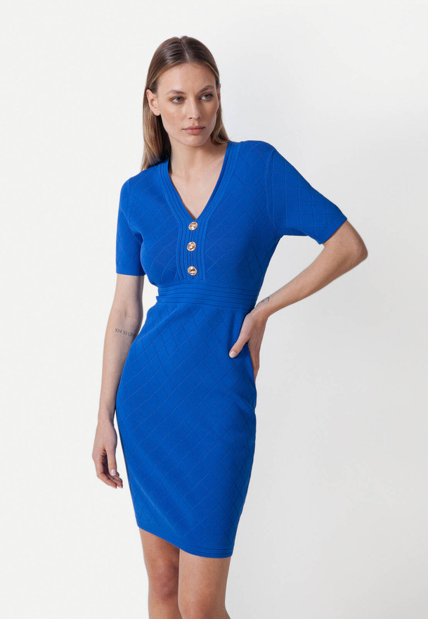 Kobaltowa sukienka ze złotymi guzikami i tłoczeniem w romby